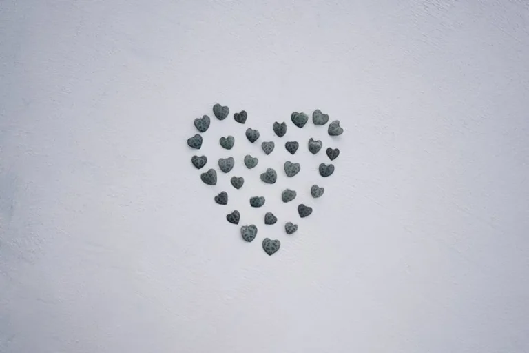 What Does A White Heart Mean: Meaning, Examples, and How to Use It